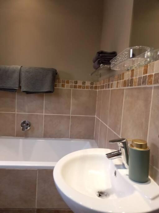 Best Overnight With Free Wifi. Modern & Private Блоемфонтейн Екстериор снимка