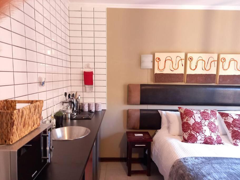 Best Overnight With Free Wifi. Modern & Private Блоемфонтейн Екстериор снимка