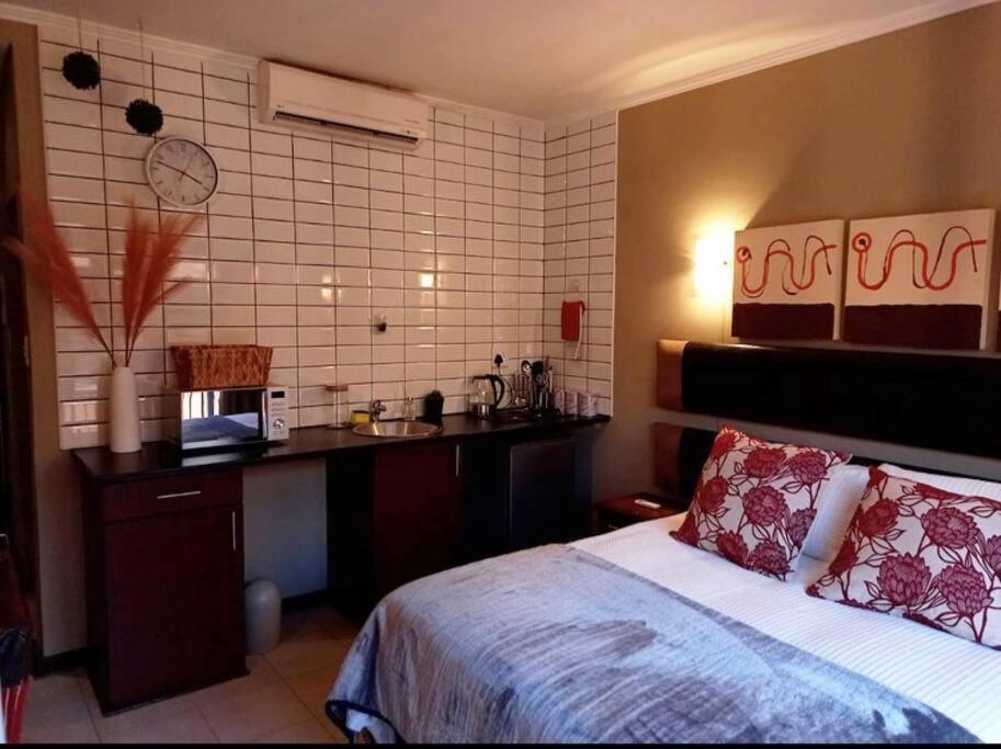 Best Overnight With Free Wifi. Modern & Private Блоемфонтейн Екстериор снимка